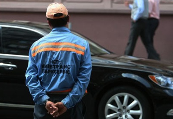 На обнаруженные нелегальные парковки в Деснянском районе “Киевтранспарксервис“ ”посадил” своих контролеров