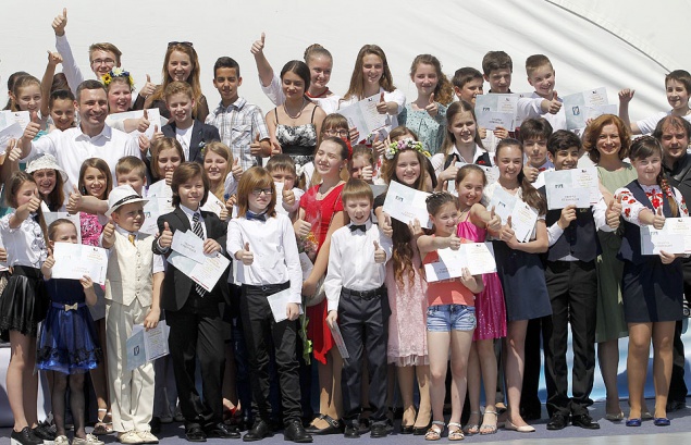 В Киеве творчески одаренным детям и их педагогам вручили мэрские стипендии