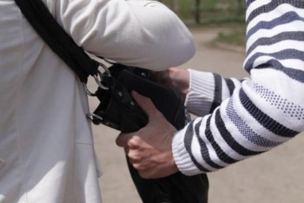 В Киеве на Троещине преступники отобрали у мужчины сумку с $365 тысячами