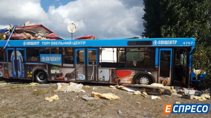 В Киеве шофёр автобуса потерял сознание и врезался в кафе: есть пострадавшие