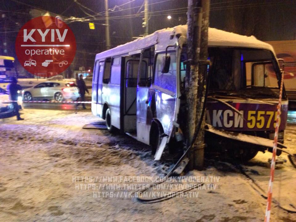 В Киеве маршрутка врезалась в столб, есть пострадавшие