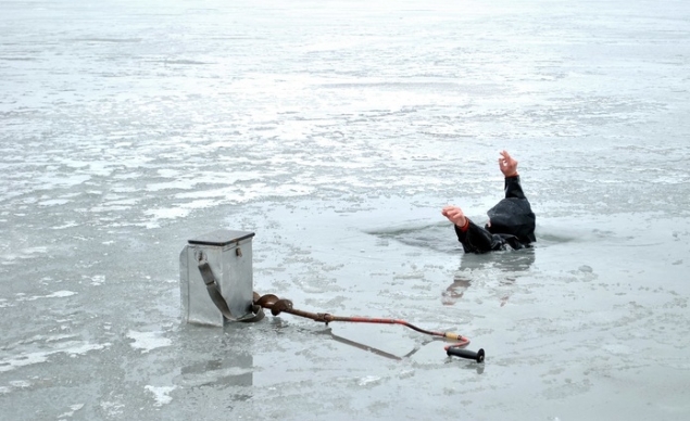 В Киеве патрульные спасли рыбака, который провалился под лед