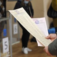 Під Васильківським судом відбувається мітинг з вимогою скасувати результати виборів у місті (відео)